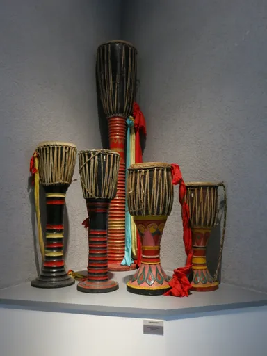 タイ族伝統楽器の「象脚鼓(シャンジャオグー)」