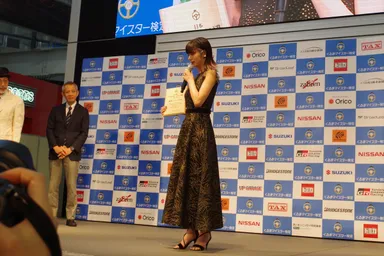 昨年の様子：受賞者・池田 エライザさん(モデル・女優)