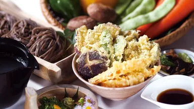 床瀬そば「秋野菜の二度うま天丼セット(1,700円)」二度うま前