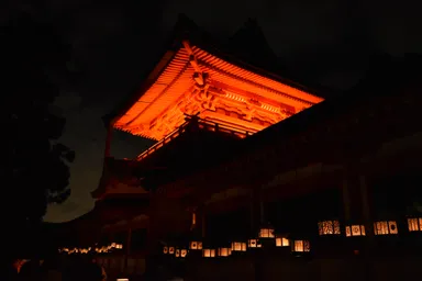 京セラ製LED照明にライトアップされた春日大社御本殿前の中門