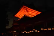 京セラ製LED照明にライトアップされた春日大社御本殿前の中門