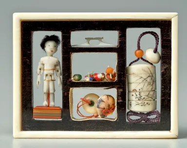 Photo.01-1 小林礫斎制作のミニチュア　3.4×2.6cmの象牙のケースに収められている