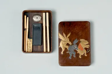 Photo.06 桑兎蒔絵硯箱 4.13×2.91×0.81cm
