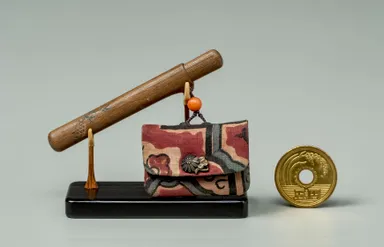 Photo.07 礫斎拵えたばこ入れ 2.47×3.61cm(袋部分) 袋物には古渡の更紗が使われており、きせる筒には象牙羅宇のきせるが入っている。