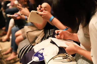 知識を増やすのではなくできることを増やす講演会。ノートを取る参加者の皆さん。