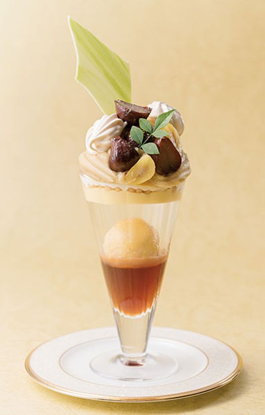 移りゆく木の葉を彷彿とするカラー×落ち葉のように
10の味わい重なる 秋限定・モンブランパフェを発売
2019年9月1日（日）より ホテル阪急インターナショナル
ティーラウンジ「パルテール」にて