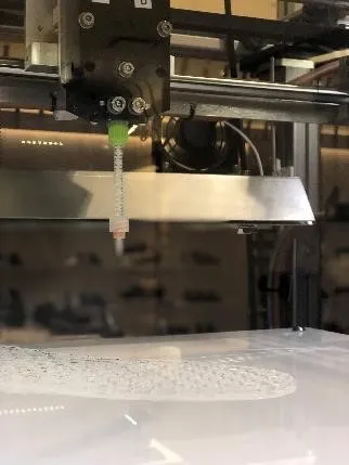 店頭の3Dプリンターでカスタマイズされたミッドソールをつくる様子を見れる