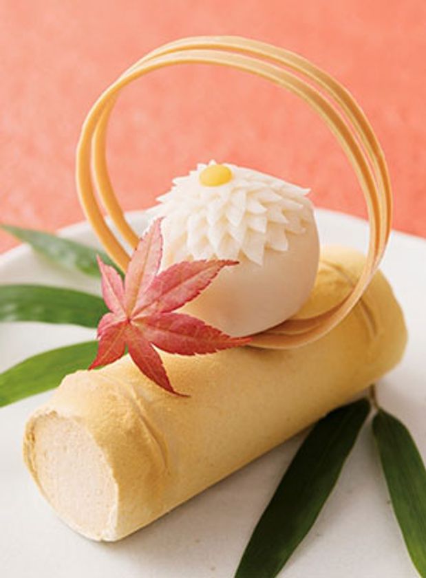 和と洋の融合 和菓子の“はさみ菊”を洋菓子でアレンジ
竹をイメージしたマロンケーキ「菊栗（きくり）」
2019年9月1日（日）より大阪新阪急ホテルにて販売