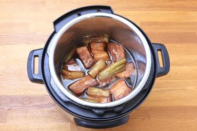 角煮　行程(2)　長ねぎと調味料を加えて蓋をし、「肉料理／中モード」で15分加熱。　*写真は行程後です。