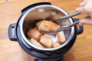 角煮　行程(1)　「炒めもの／中モード」の「HOT」で豚バラ塊肉の表面を焼く。