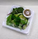 緑の野菜と糀バジルチキンのサラダ
