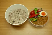 雑穀米と彩り野菜の発酵キーマカレー弁当
