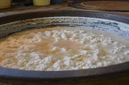 揚げ浜式製塩の塩は釜で煮詰めます