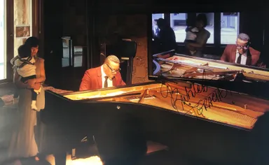 グラミー賞受賞ピアニストの演奏を聴く母と子