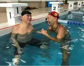 水中での機能訓練を行う伊藤さんと高橋さん