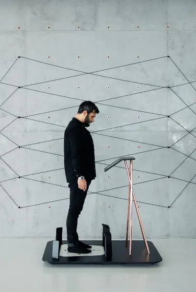 まず最初に3Dスキャナーで足を計測(男性)