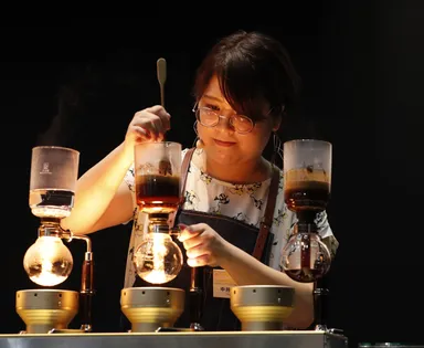 「ジャパン サイフォニスト チャンピオンシップ2019」競技中の中井社員