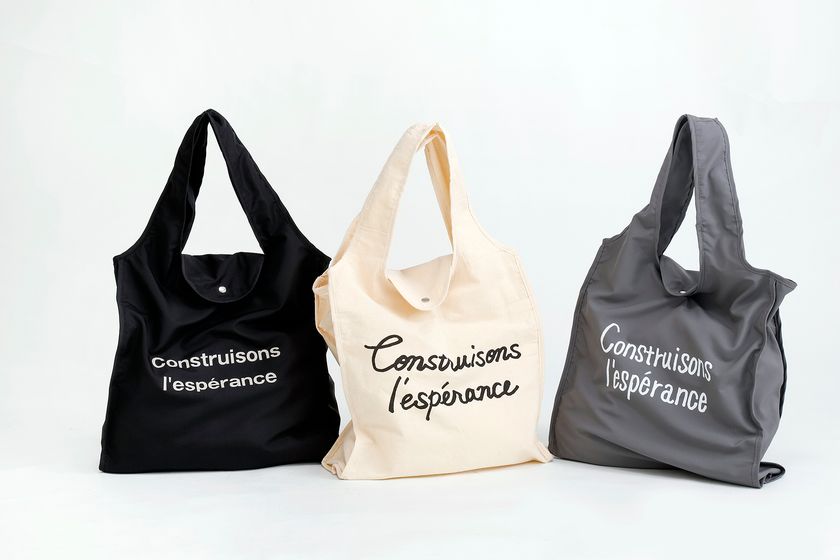 京阪百貨店×フレスト×アンスリー共同制作
太めハンドルで肩からズレにくい
「おでかけエコバッグ」を
10月1日（火）から発売します