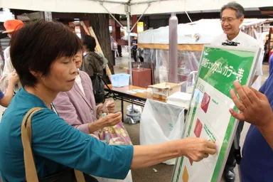 咀嚼チェックブースの様子と咀嚼チェックガム