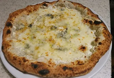 IL NESSO Pizza napolitana　ピッツァクアトロフォルマッジ　1,500円(税込)