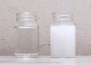 透明な液が汚れと反応し白く濁ります