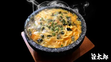 熱々の石焼きラーメンも人気