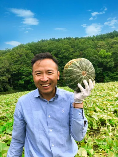 社長がかぼちゃを持っている写真