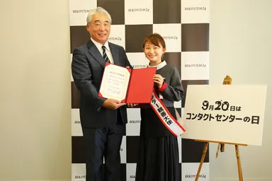 歌手のマユミーヌさん（右）、当社代表取締役社長・執行役員　柘植一郎（左）