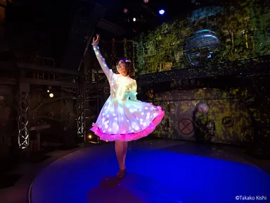 遠隔操作で自在に色を変えるLEDドレス