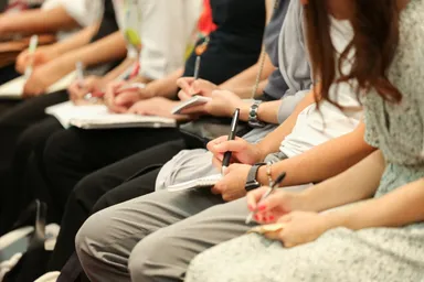 ワークに取り組む参加者