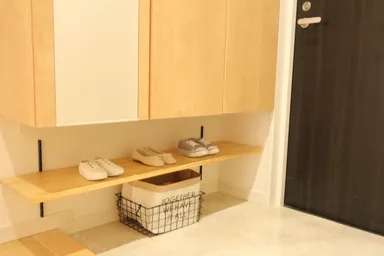 玄関に子ども専用の靴をしまえるオープンスペース。可動棚なので、高さ調整も可能。