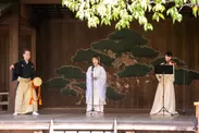 唱歌奉納(1)(向かって左から）大倉正之助さん　辰巳真理恵さん　広川優香さん