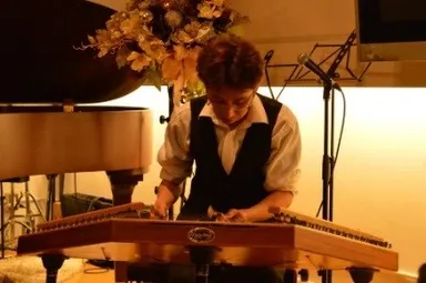 ＜ゲスト＞ハンマーダルシマー奏者 稲岡大介(いなおかだいすけ)