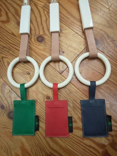 「つり革パスケース」 2,500円／3,000円(税込)