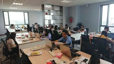 オフィスでの業務風景