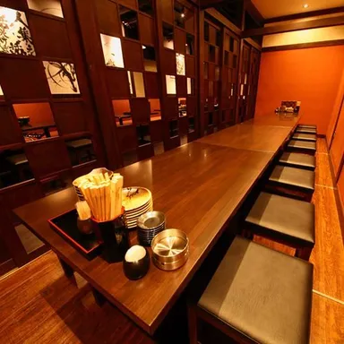 広々とした店内はワイワイ盛り上がれる雰囲気(写真：永山本店上野新館)