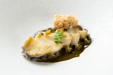 煮アワビの肝ソース　赤シャリリゾット風