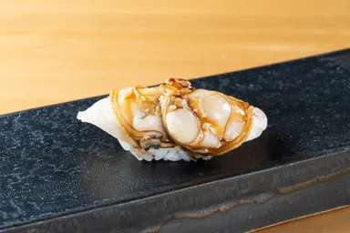 低温調理の煮ハマグリのにぎり