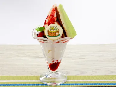 コラボ(2)　ピスタチオケーキとベリーパンナコッタのパフェ　830円(税抜)