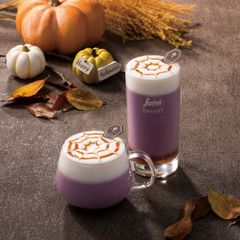 セガフレード、色鮮やかな紅イモ『ハロウィンラテ』が10/7登場！黒糖も使用のほっこりテイストに、クモの巣＆棺をトッピング