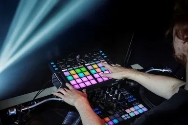 直感的なエフェクトパフォーマンスを可能にする「SLIDE FX」