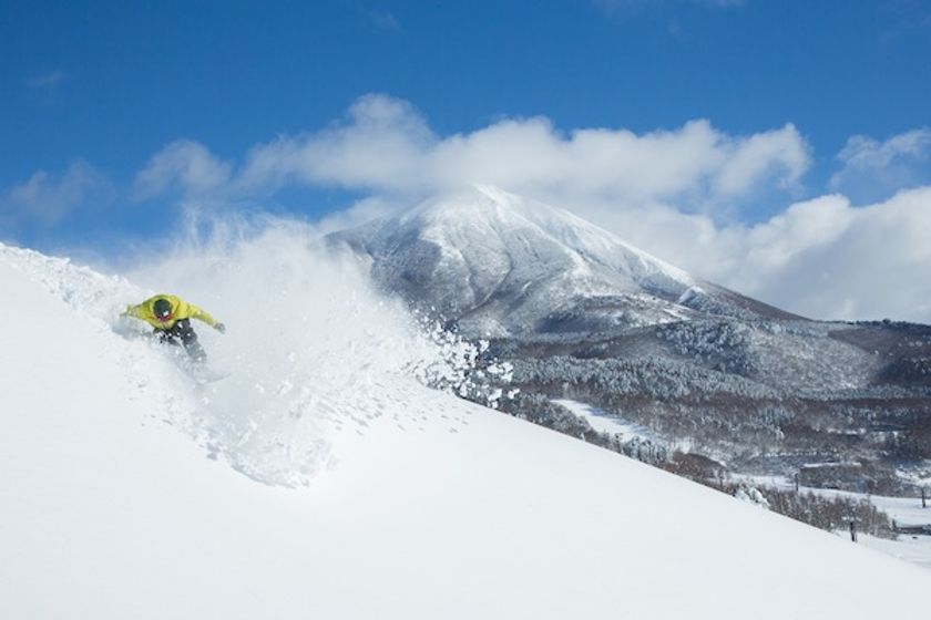 約160日間かけて2つのスキー場を滑りつくせ！
2019ー20年共通シーズン券を明日から販売開始