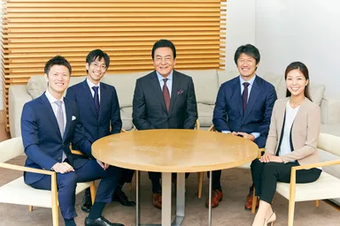 写真左から、株式会社M＆Aコンサルティングの代表取締役に就任した松栄 遥、依田 真輔(共に株式会社スパイラルコンサルティング取締役)／同 名誉顧問 高橋英樹／同専務取締役 土橋 裕太(株式会社スパイラルコンサルティング代表取締役)／クライアント統括部マネージャー 佐々木 愛