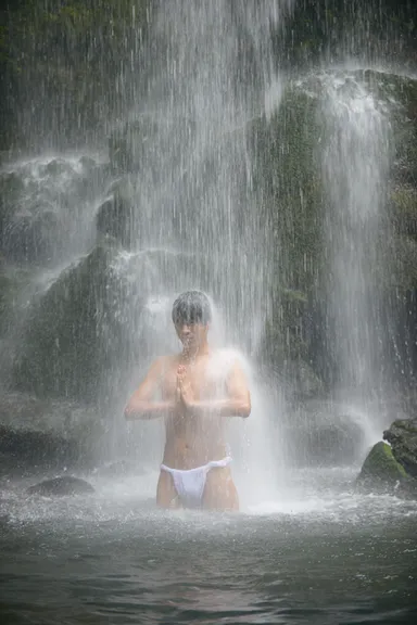 滝を浴びに夕陽の滝へ