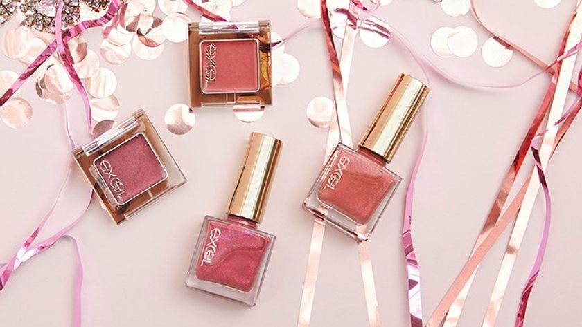 【11 月19 日】メイクアップブランド『エクセル』から、
仕草まで綺麗に見せるビューティネイル
「ネイルポリッシュ」の限定色 発売