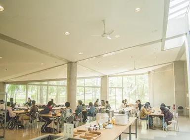 藝大食堂内観