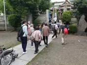 白鬚神社を訪れる様子