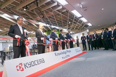 テープカットの様子