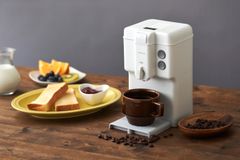 ボタンひとつで挽きたてのコーヒーを淹れる「全自動コーヒーメーカー」10月上旬に発売