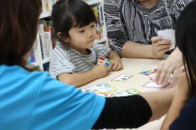 お金のカードゲームをしている様子2(イメージ)